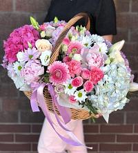 Композиция солнечный день в Заречный Цветочная композиция из Розы, Хризантемы, Пионы и Лизиантусы в корзине в Заречный