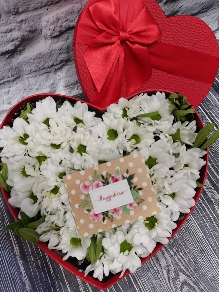 Цветочная композиция из Хризантемы в виде сердца в Заречный