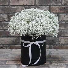 Цветочная композиция из Гипсофила в шляпной коробке в Заречный