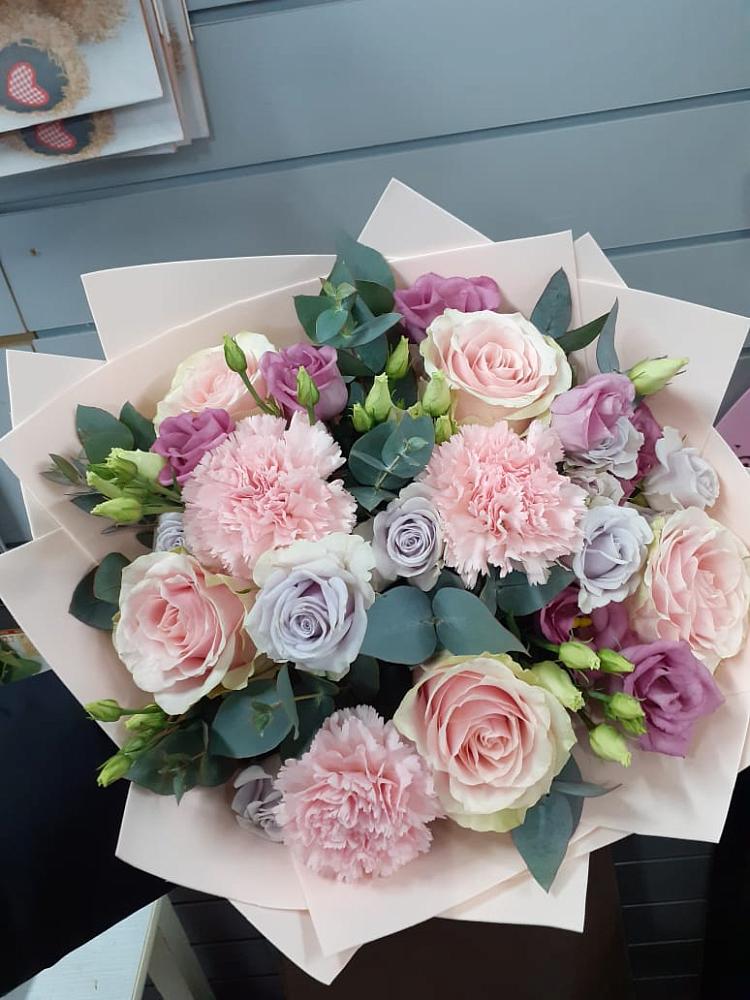 Букет цветов из: Розы, Гвоздики и Лизиантусы в Заречный